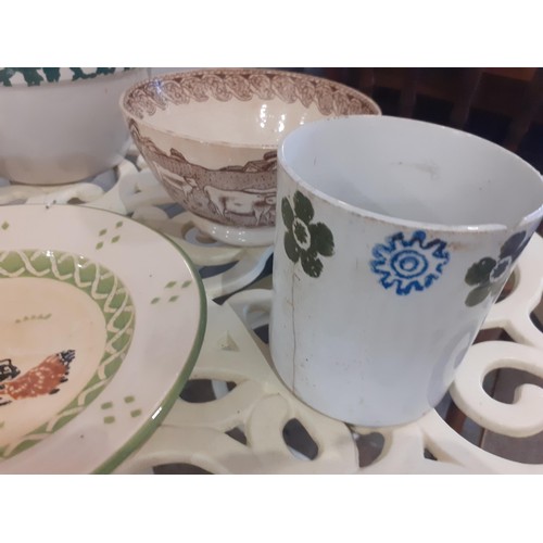 562 - A MIXED TABLE LOT TO INCLUDE PRINTWARE & SPONGEWARE (A.Y.F.I)