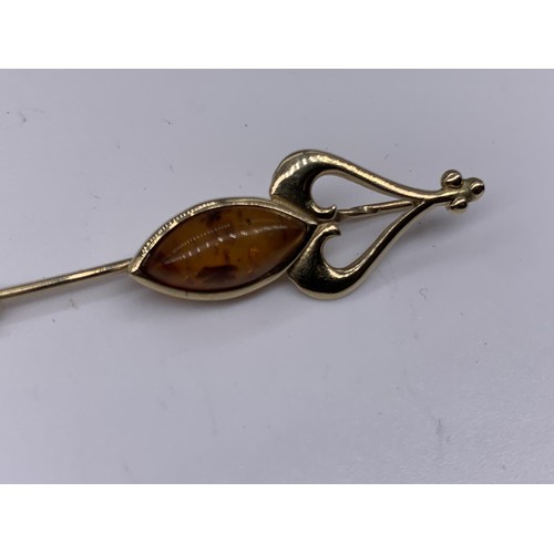 631 - A LOVELY 9ct GOLD AMBER SET PIN/BROOCH 2.2grms