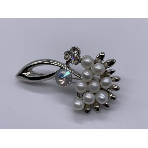 649 - A BEAUTIFUL SILVER CRYSTAL AND PEARL BROOCH