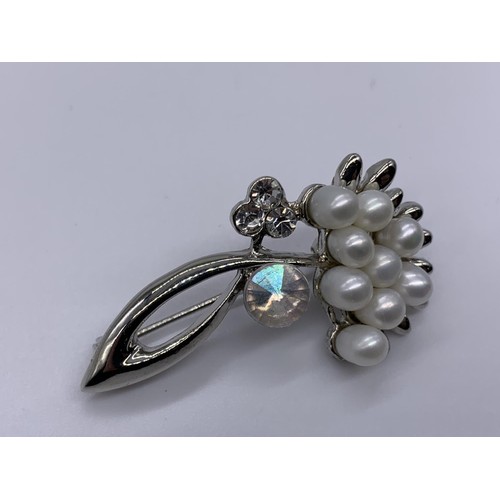 649 - A BEAUTIFUL SILVER CRYSTAL AND PEARL BROOCH