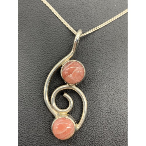 658 - A SILVER AND ROSE QUARTZ PENDANT ON SILVER CHAIN