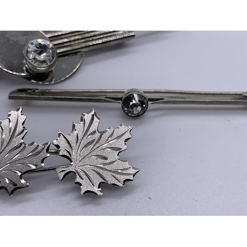 660 - 3 BROOCHES AN ART DECO,A MAPLE LEAF AND SINGLE STONE