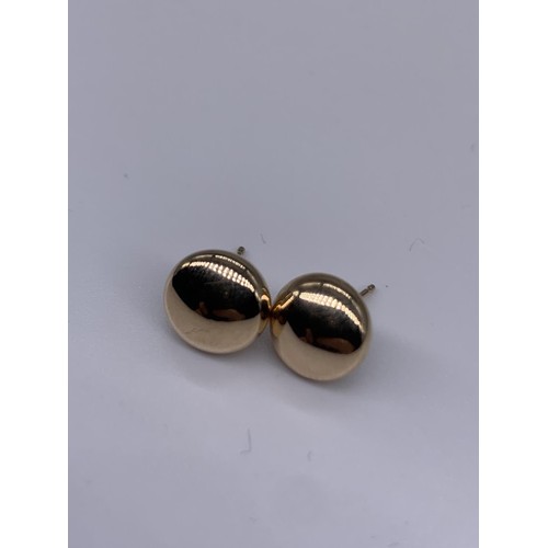 672 - A PAIR OF 9ct GOLD BUTTON EARRINGS