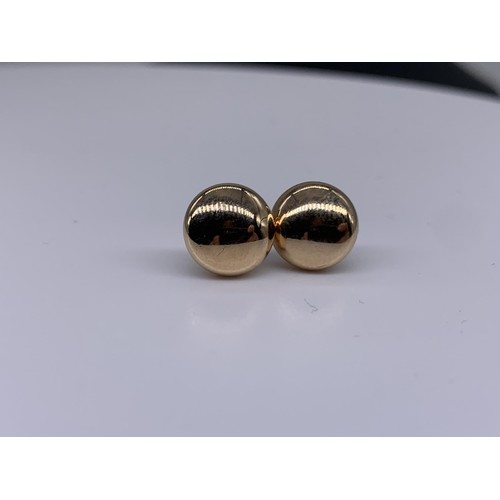 672 - A PAIR OF 9ct GOLD BUTTON EARRINGS