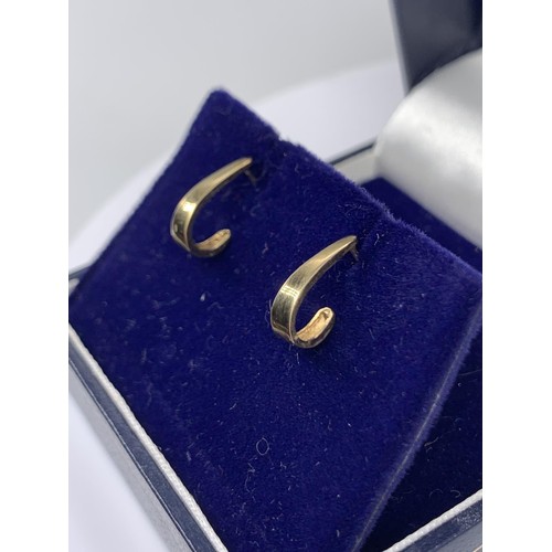 677 - A PAIR OF 9ct GOLD HOOP STYLE EARRINGS