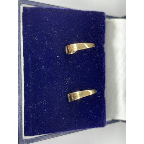 677 - A PAIR OF 9ct GOLD HOOP STYLE EARRINGS