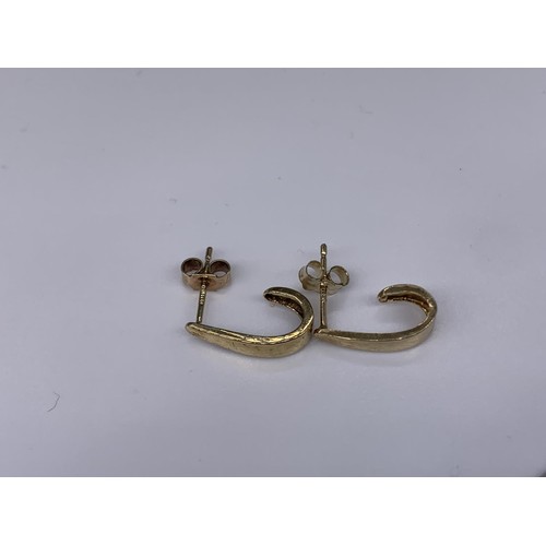 677 - A PAIR OF 9ct GOLD HOOP STYLE EARRINGS