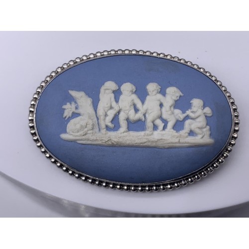 678 - A LARGE ANTIQUE WEDGEWOOD BROOCH SET IN A SILVER MOUNT