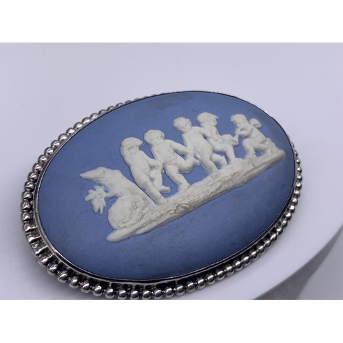 678 - A LARGE ANTIQUE WEDGEWOOD BROOCH SET IN A SILVER MOUNT