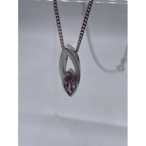 685 - A SILVER AND PINK STONE PENDANT ON A SILVER CHAIN