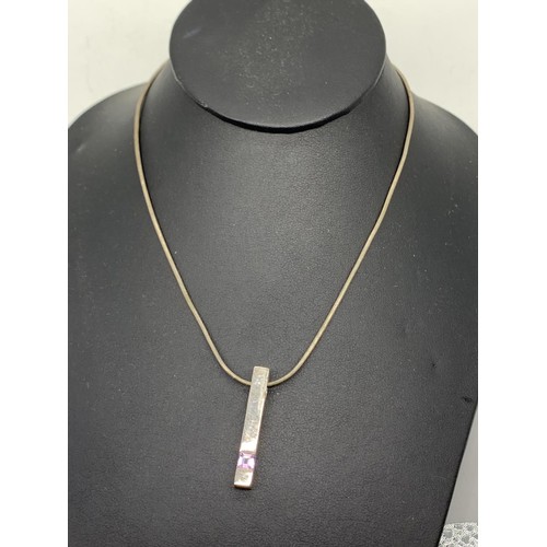 618 - A SILVER BAR PENDANT SET WITH AMETHYST ON SILVER CHAIN