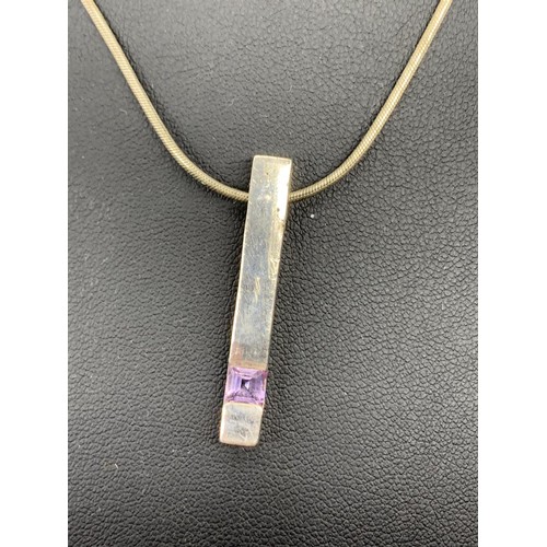 618 - A SILVER BAR PENDANT SET WITH AMETHYST ON SILVER CHAIN