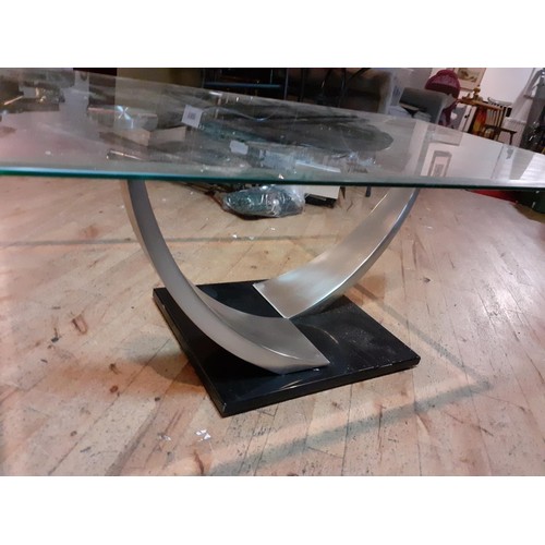 93 - A DESIGNER STYLE GLASS COFFEE TABLE