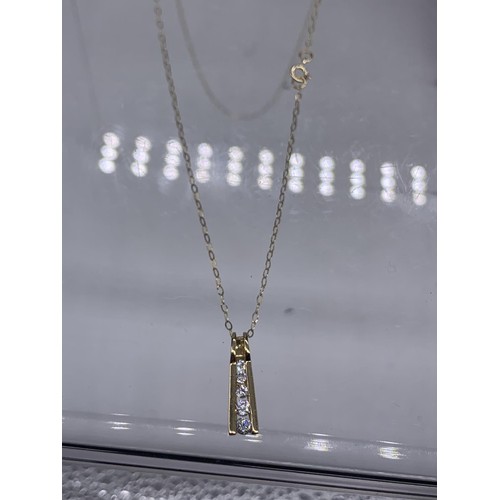 697 - A 9ct GOLD 5 STONE GRADUATED PENDANT ON 9ct GOLD CHAIN 1.3G