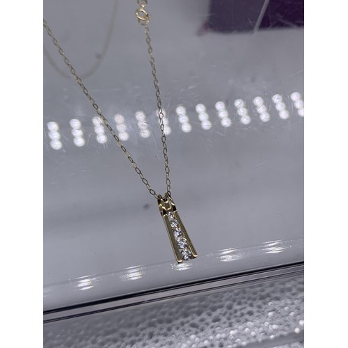 697 - A 9ct GOLD 5 STONE GRADUATED PENDANT ON 9ct GOLD CHAIN 1.3G