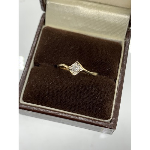 720 - A 9ct GOLD RING SET WITH DIAMOND (0.1ct) size L