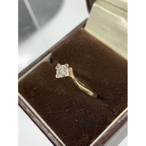 720 - A 9ct GOLD RING SET WITH DIAMOND (0.1ct) size L