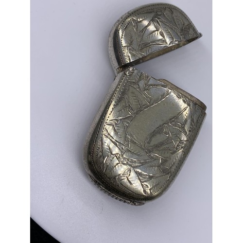 729 - AN OVAL SILVER VESTA CASE (28.2grms)