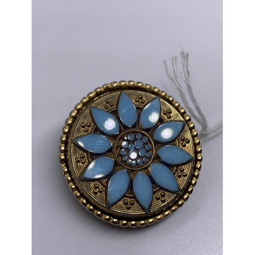 738 - A VINTAGE TURQUOISE SET BROOCH