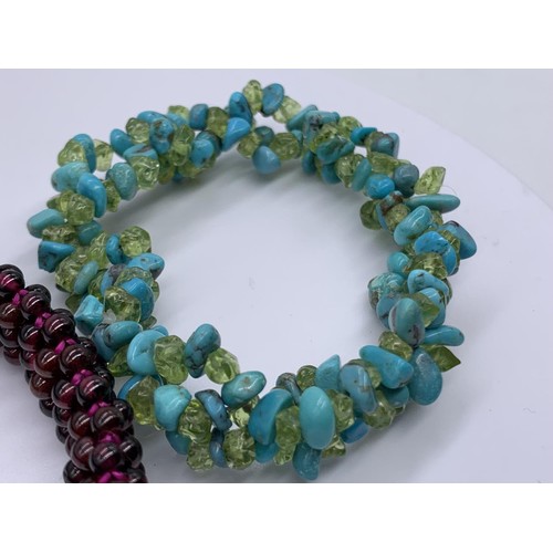 739 - A TURQUOISE BEAD AND AMETHYST BEAD BRACELETS