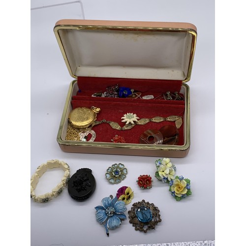 742 - A BOX OF VINTAGE BROOCH ETC