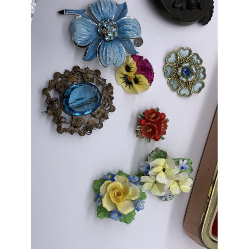 742 - A BOX OF VINTAGE BROOCH ETC