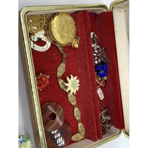 742 - A BOX OF VINTAGE BROOCH ETC