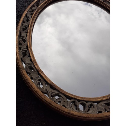 886 - AN ORNATE OVAL GILT MIRROR 22X28