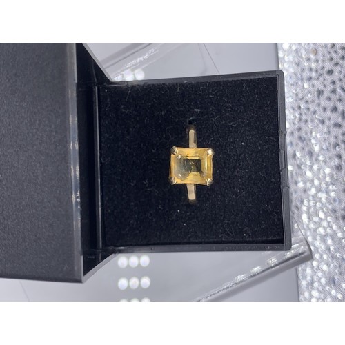 708 - A 9ct GOLD TOPAZ RING 2.2grms