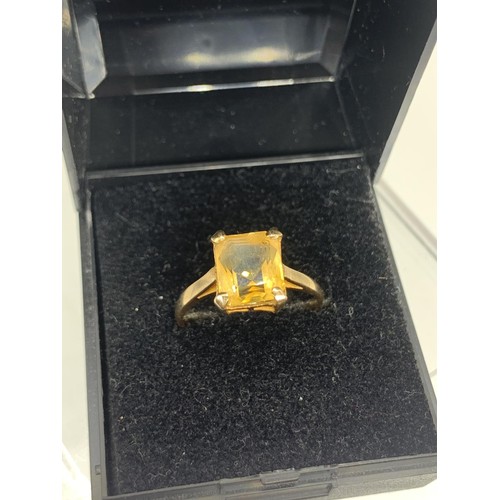 708 - A 9ct GOLD TOPAZ RING 2.2grms