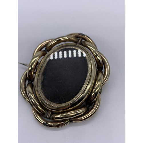 726 - A VICTORIAN PINCHBACK BROOCH