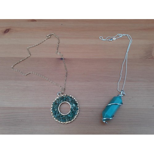 733 - A SILVER NECKLACE WITH JADESTONE PENDANT AND A JADE CHIPSTONE PENDANT ON NECKCHAIN