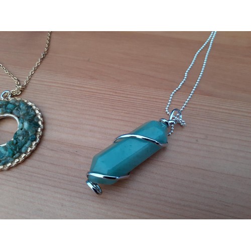 733 - A SILVER NECKLACE WITH JADESTONE PENDANT AND A JADE CHIPSTONE PENDANT ON NECKCHAIN