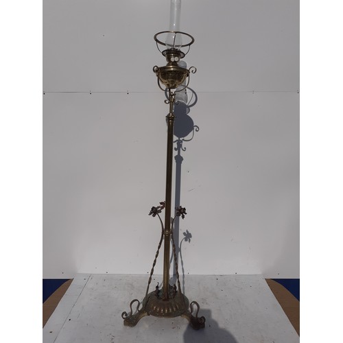 763 - A STUNNING ART NOVEAU TELESCOPIC OIL LAMP TO A TRIPOD BASE AND EMBELLISHED WITH COPPER FLOWERS