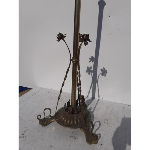 763 - A STUNNING ART NOVEAU TELESCOPIC OIL LAMP TO A TRIPOD BASE AND EMBELLISHED WITH COPPER FLOWERS