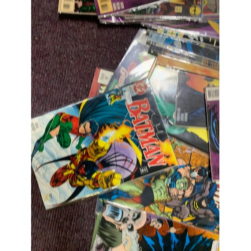 427 - A SELECTION OF COLLECTABLE COMICS