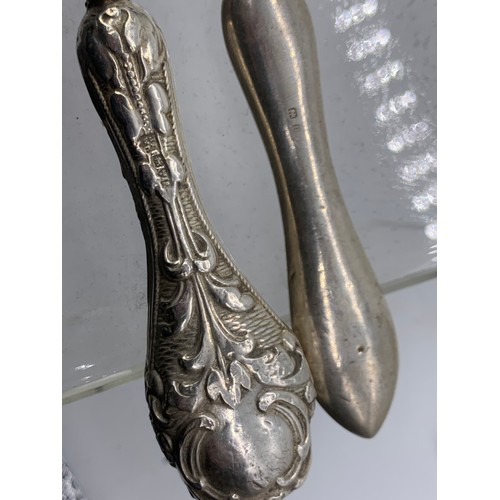 662 - A SILVER HANDLED SHOE HORN AND SILVER HANDLED BUTTON PULLER