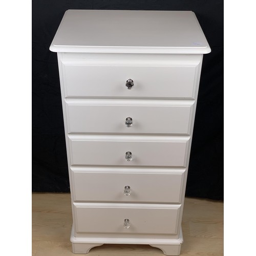 146 - A WHITE 5 DRAWERED TALL CHEST SET WITH CRYSTAL HANDLES