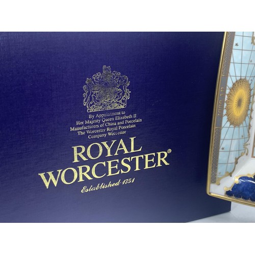 82 - A BOXED ROYAL WORCESTER MILLENIUM PLATE
