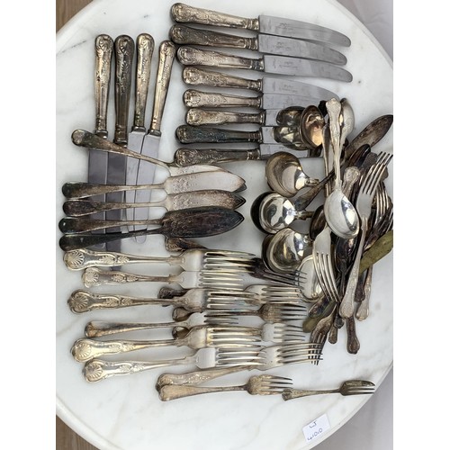 100 - A QUANTITY OF KINGS PATTERN EP CUTLERY