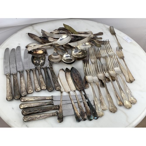 100 - A QUANTITY OF KINGS PATTERN EP CUTLERY