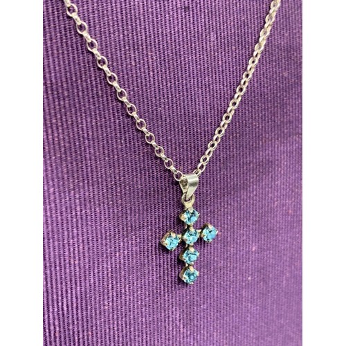 152 - A SILVER CHAIN AND CROSS