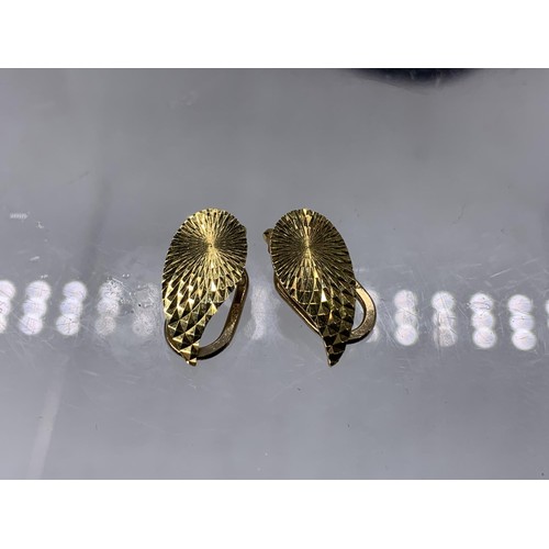 165 - A PAIR OF 9ct GOLD EARRINGS LEAF PATTERN