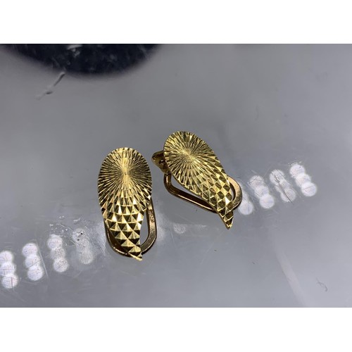 165 - A PAIR OF 9ct GOLD EARRINGS LEAF PATTERN