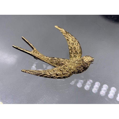 185 - AN 18ct GOLD SWALLOW BROOCH