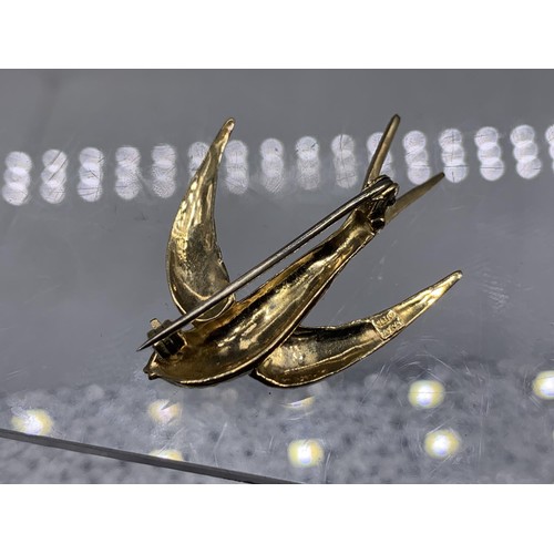 185 - AN 18ct GOLD SWALLOW BROOCH