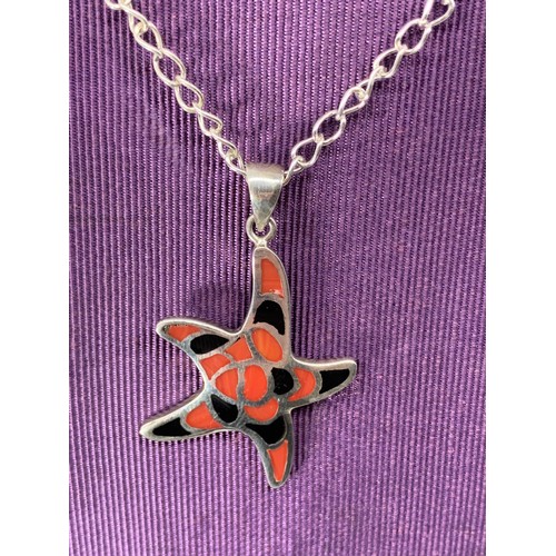 192 - A SILVER & ENAMEL STYLE STAR FISH PENDANT ON A SILVER RING