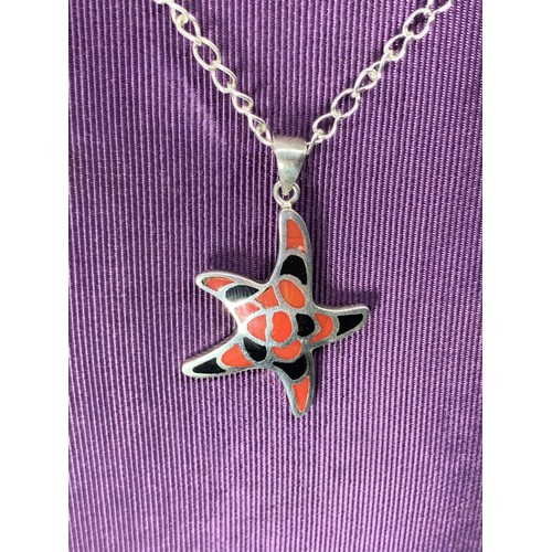 192 - A SILVER & ENAMEL STYLE STAR FISH PENDANT ON A SILVER RING