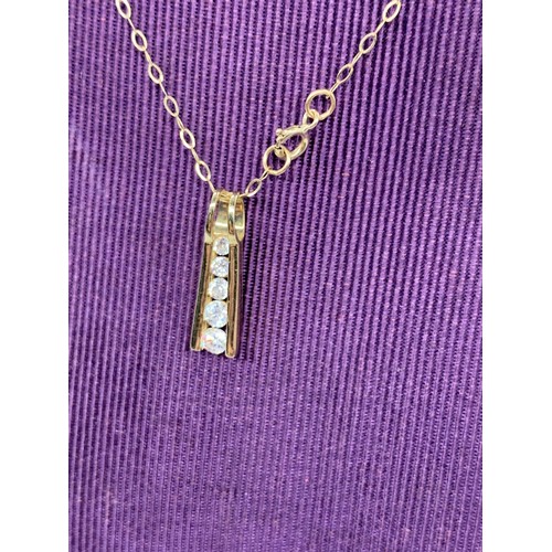 193 - A 9ct GOLD 5 STONE GRADUATED PENDANT ON 9ct GOLD CHAIN 1.3G