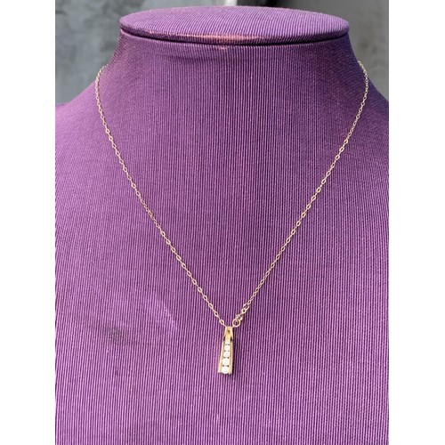 193 - A 9ct GOLD 5 STONE GRADUATED PENDANT ON 9ct GOLD CHAIN 1.3G